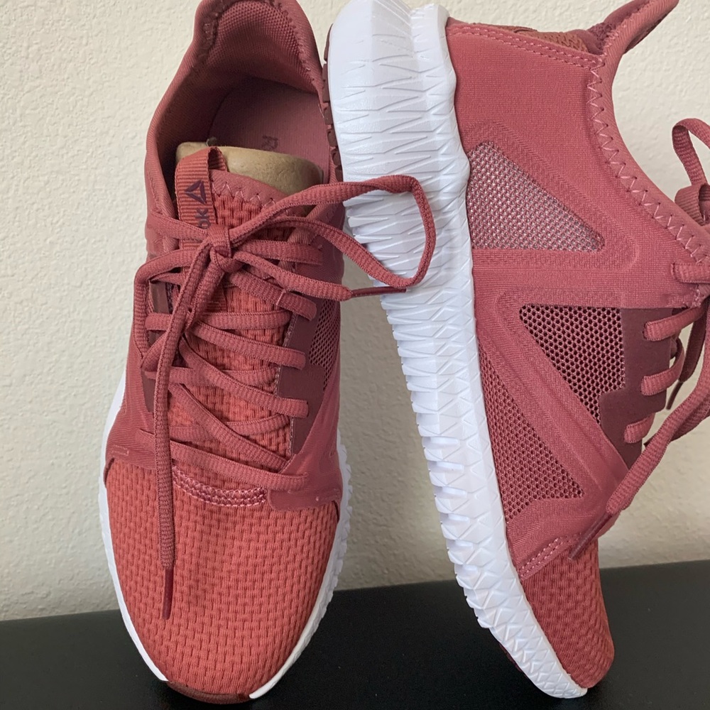 SOLD Size 8 Reebok Lightweight Training Shoes - Picture 4 of 13